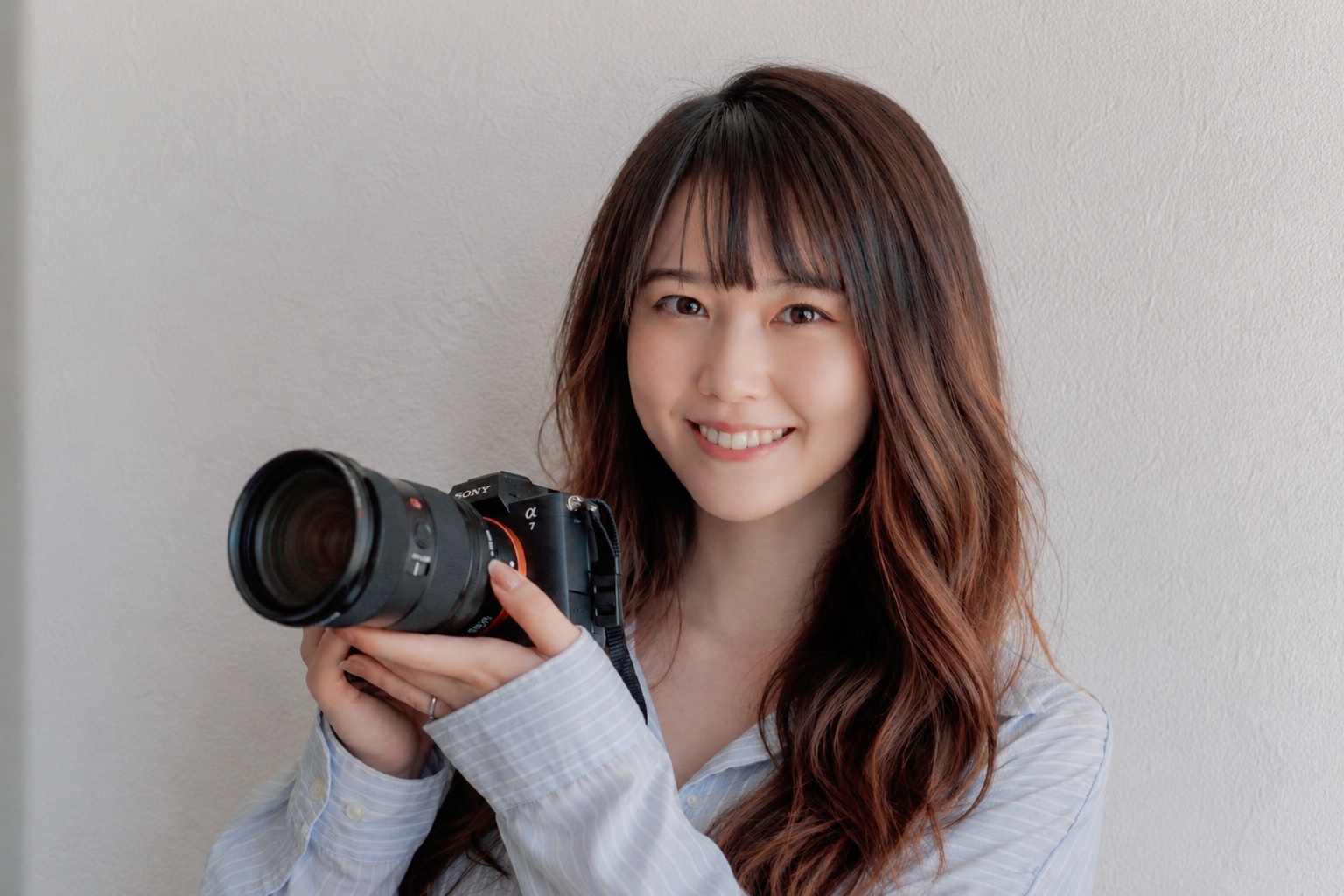 カメラを手にするLUMÉ FRAME代表・畑田佳那江